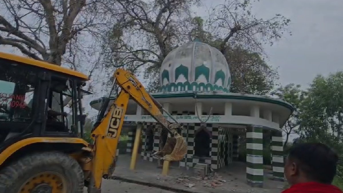 जसपुर में सरकारी जमीन से हटाया गया अवैध निर्माण, प्रशासन ने बुलडोजर चलाकर कराया अतिक्रमण मुक्त